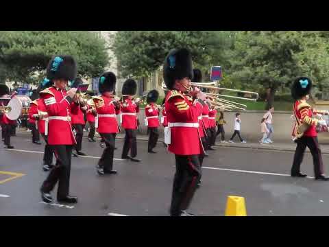 Changing the guard in Windsor   LAST DAY IN TUNICS