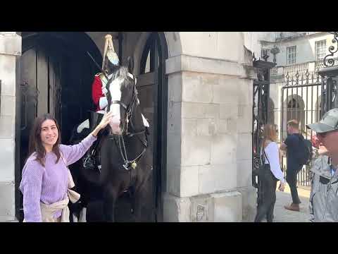 Guardia del Rey Grita Dos Veces – Celebración de la Coronación Británica 👑🇬🇧 #Coronación